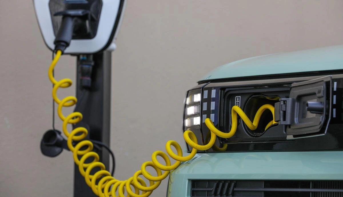 Fiat Grande Panda’nın ön bölümündeki spiral şarj kablosu araca bağlı