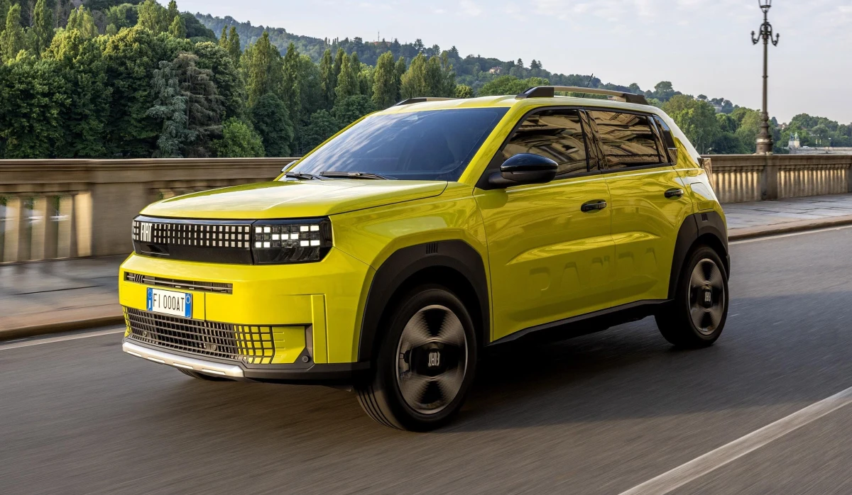 Sarı Fiat Grande Panda yolda ilerliyor