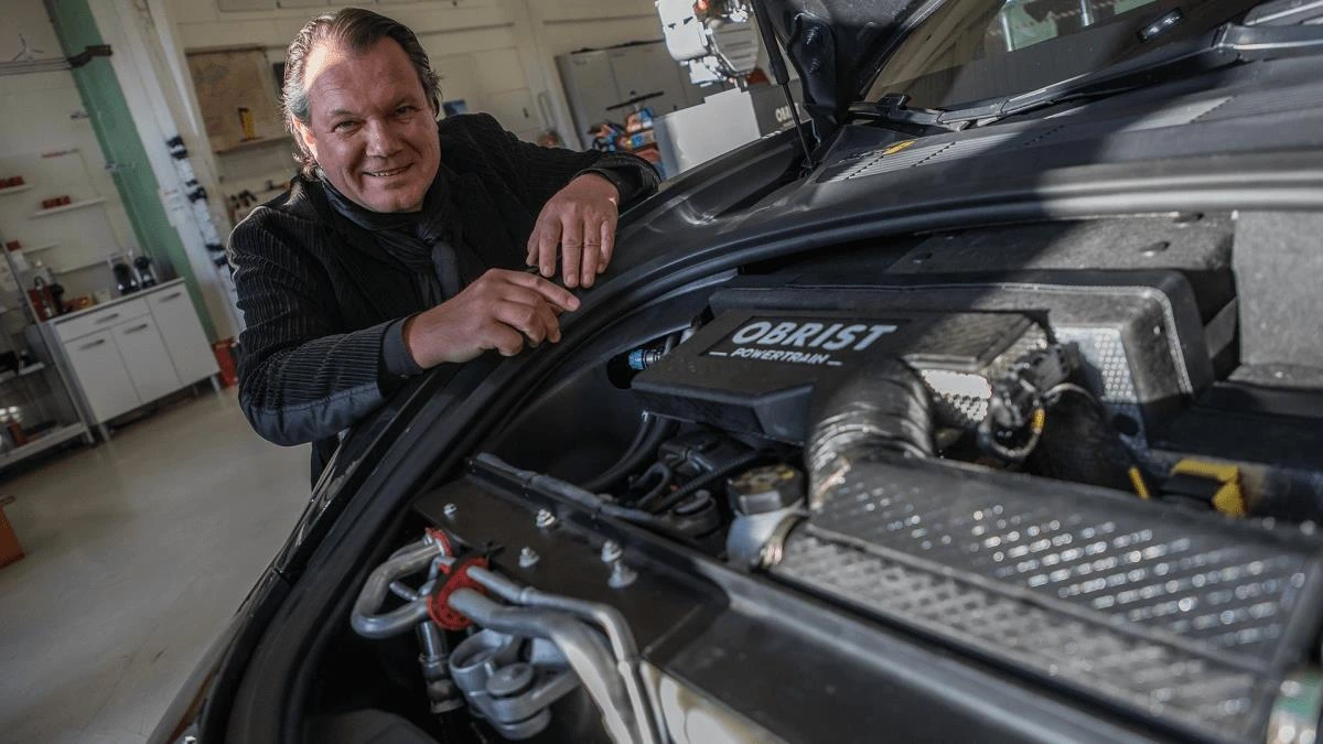 Obrist kurucusu Frank Obrist, Tesla’nın ön bagajındaki jeneratör sisteminin yanında
