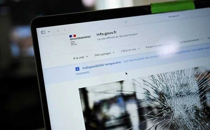 Dizüstü bilgisayar ekranında Fransa hükümetinin info.gouv.fr sitesinde geçici erişilemezlik bildirimi