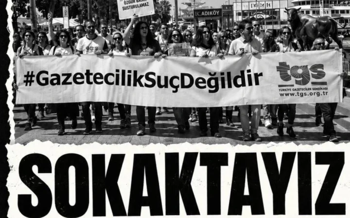 Gazeteciler, “#GazetecilikSuçDeğildir” yazılı pankartın arkasında yürüyüş yapıyor; görselin alt bölümünde “Sokaktayız” yazıyor.