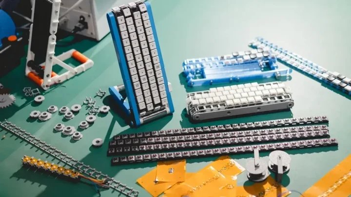 Masa üzerinde farklı biçimlerde düzenlenmiş, tuşları bantlar üzerinde hareket eden Gboard Kurukuru klavye prototipleri