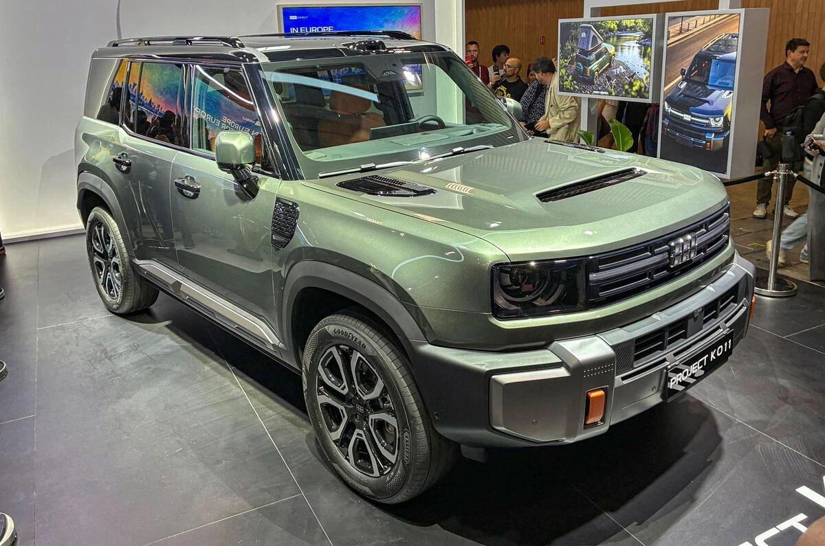 Bir etkinlik alanında sergilenen açık yeşil Geely KO11 SUV