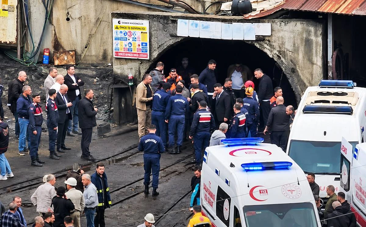 Gelik’teki maden ocağının girişinde görevliler ve ambulanslar görülüyor.