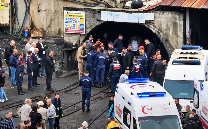Gelik’teki maden ocağının girişinde görevliler ve ambulanslar görülüyor.
