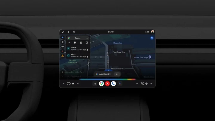 Bir otomobilin orta konsolundaki ekranda Android Auto arayüzü ve Gemini simgesi