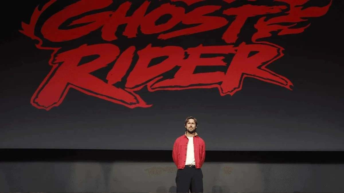 Ghost Rider logosunun önünde sahnede duran bir kişi
