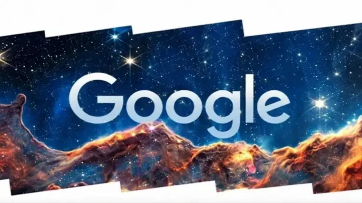 Yıldızlarla dolu uzay görüntüsü üzerinde Google yazısı