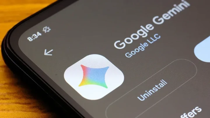 Akıllı telefonda Google Gemini uygulamasının ekranı ve Gemini simgesi