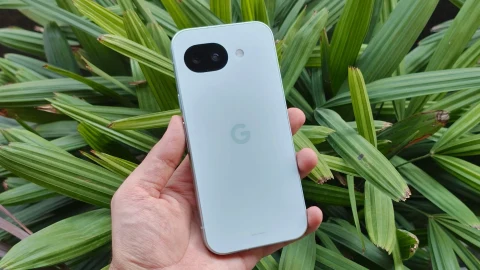 Bir kişinin elinde tuttuğu açık renkli Google Pixel 10a telefonun arka yüzü
