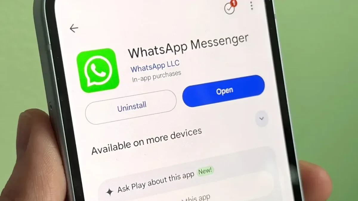 Telefonda Google Play’de WhatsApp Messenger uygulama sayfası görüntüleniyor.