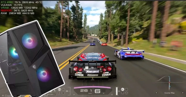 Gran Turismo 7’de ağaçlarla çevrili bir pistte yarışan araçlar ve oyun performans bilgileri