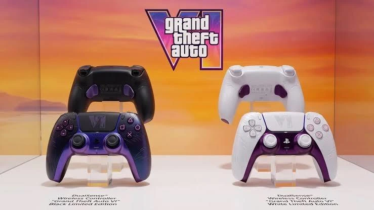 GTA VI logosu önünde sergilenen siyah ve beyaz DualSense kontrolcüleri