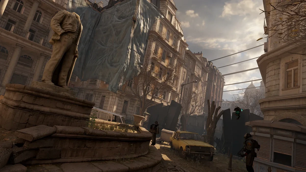 Half-Life: Alyx’te City 17’de bir meydan ve çevresindeki eski binalar
