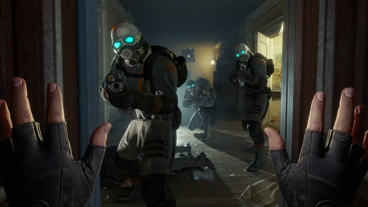 Half-Life: Alyx’te oyuncuya doğrultulmuş silahlarla yaklaşan Combine askerleri