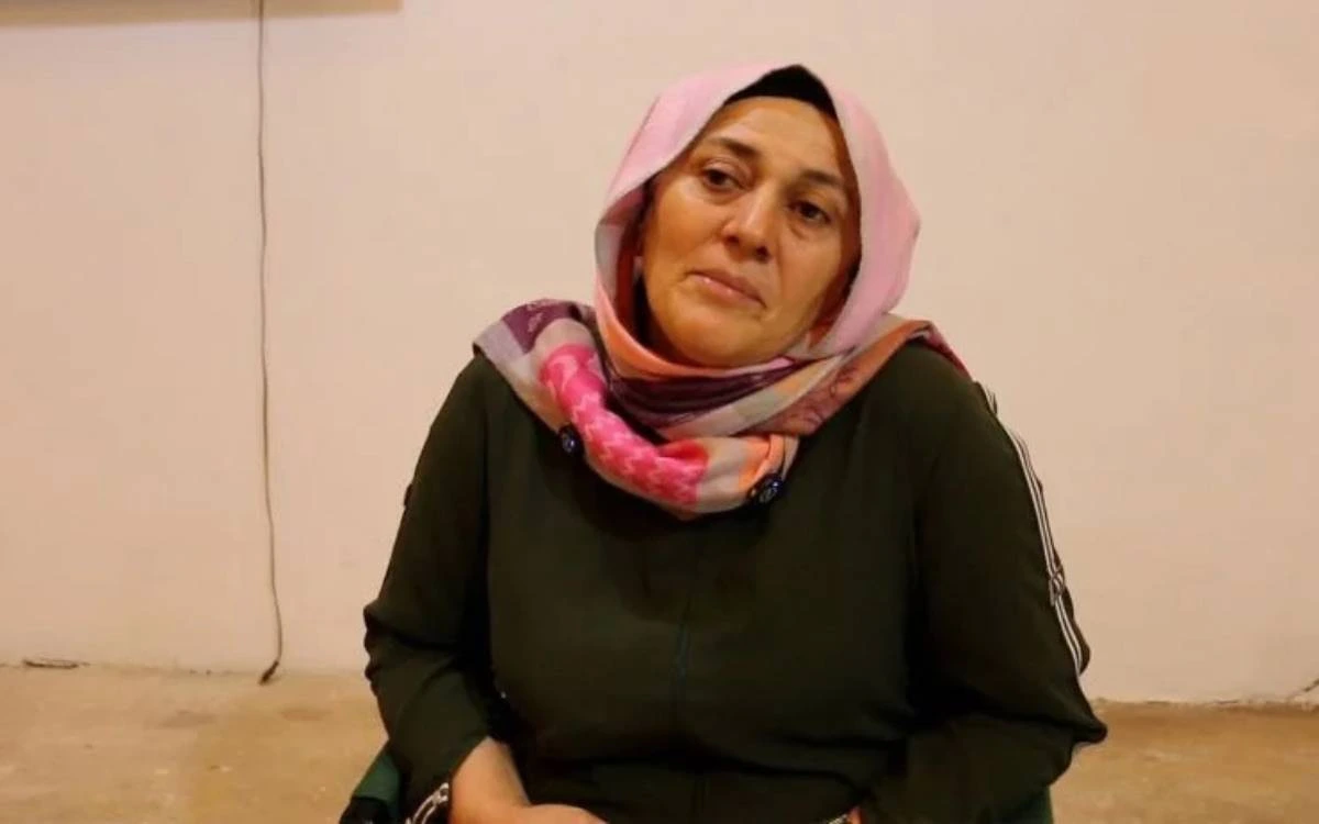 İpek Er’in annesi Hikmet Kılınç, başında pembe desenli eşarbıyla otururken