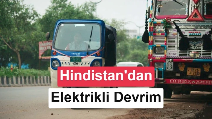 Hindistan’da bir tuk-tuk ile büyük bir ticari aracın şehir yolundaki görünümü