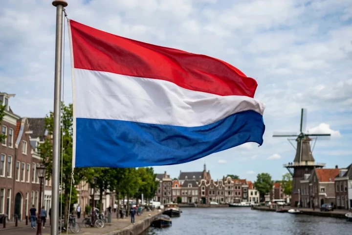 Hollanda bayrağı, kent kanalı ve tarihi yapıların önünde dalgalanıyor