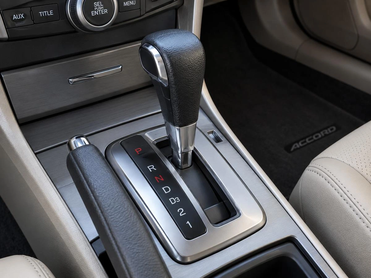Honda Accord iç mekânında otomatik vites seçici