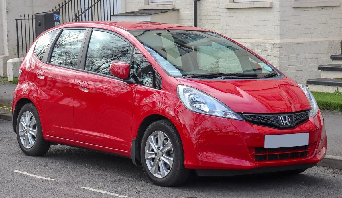 Kırmızı Honda Jazz hatchback otomobil