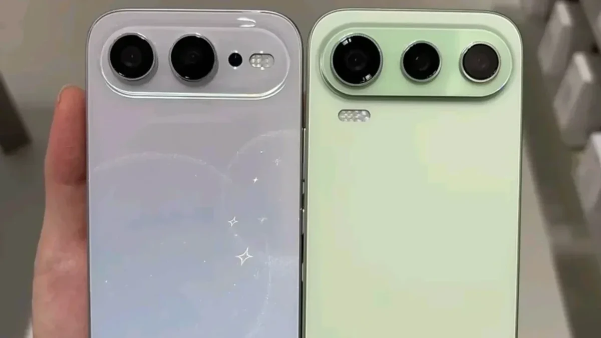 Açık renkli iki akıllı telefonun arka yüzü ve kamera modülleri yan yana görülüyor.
