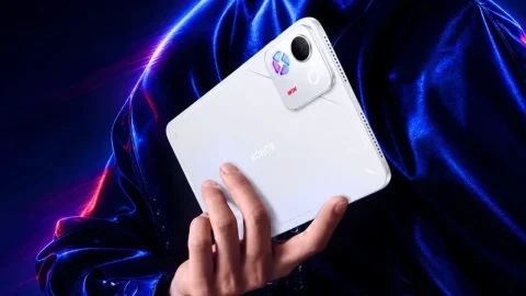 Bir kişinin elinde tuttuğu gümüş renkli Honor WIN Pad tablet