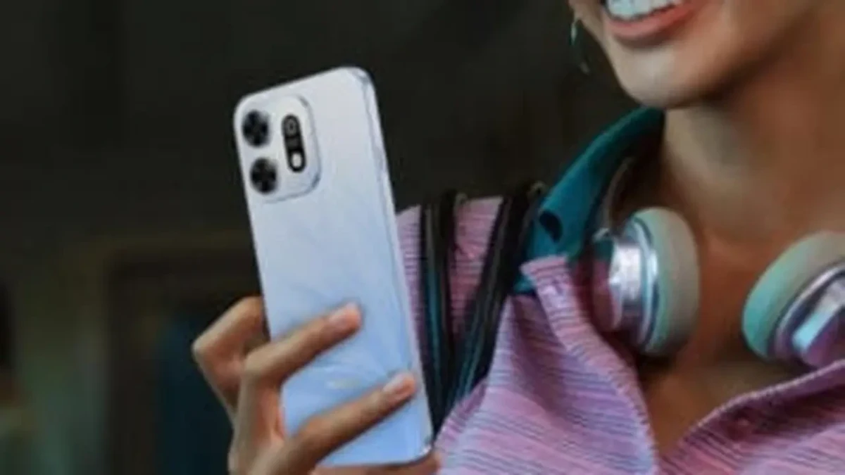 Huawei Enjoy 100 Pro olduğu belirtilen açık renkli telefonu elinde tutan kişi