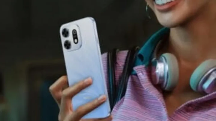Huawei Enjoy 100 Pro olduğu belirtilen açık renkli telefonu elinde tutan kişi