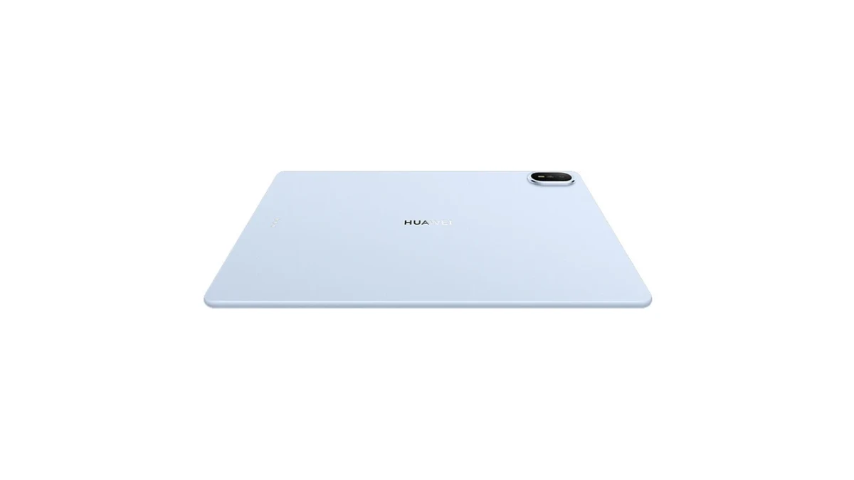 Huawei MatePad Air tabletin açık mavi arka yüzü ve kamera modülü görünüyor.