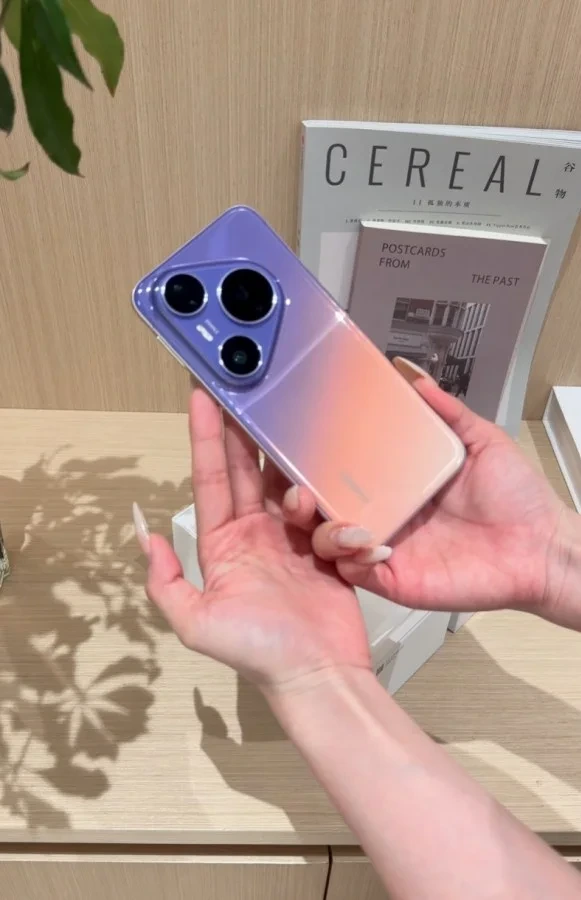 Bir kişinin elinde tuttuğu, mor ve pembe tonlu Huawei Pura 90 Plus’ın arka yüzü
