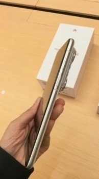 Huawei Pura 90 Plus’ın yan profili ve kutusu
