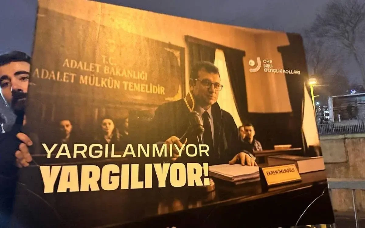 Üzerinde “Yargılanmıyor, yargılıyor” yazısı bulunan Ekrem İmamoğlu görselli pankart