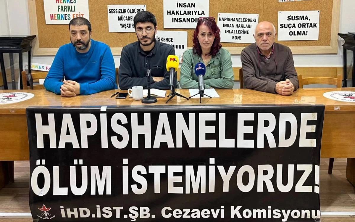 İHD İstanbul Şubesi Hapishane Komisyonu üyeleri, önlerinde “Hapishanelerde ölüm istemiyoruz” yazılı pankartla oturuyor.