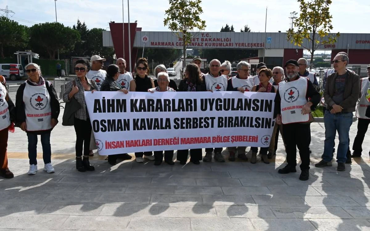 İHD Marmara Bölgesi Şubeleri üyeleri, AİHM kararlarının uygulanması ve Osman Kavala’nın serbest bırakılması çağrısı yazılı pankartla Silivri Hapishanesi önünde