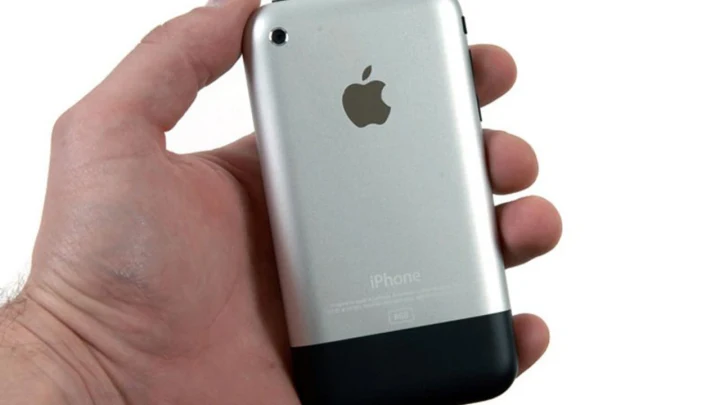 Bir elde tutulan, arka yüzünde Apple logosu ve tek kamerası bulunan ilk iPhone