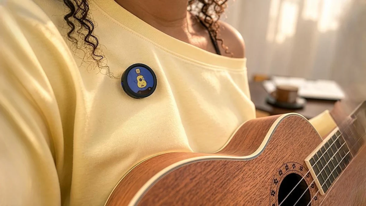 Insta360 Mic vericisi açık renkli kıyafete takılı halde