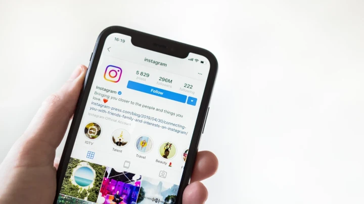 Bir telefonda açık Instagram profili