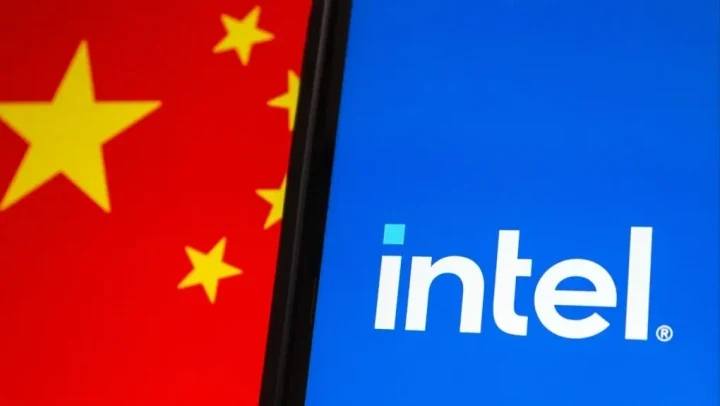 Çin bayrağı ve Intel logosu yan yana gösteriliyor