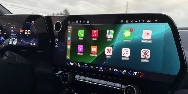 Bir aracın bilgi-eğlence ekranında CarPlay uygulama simgeleri görüntüleniyor