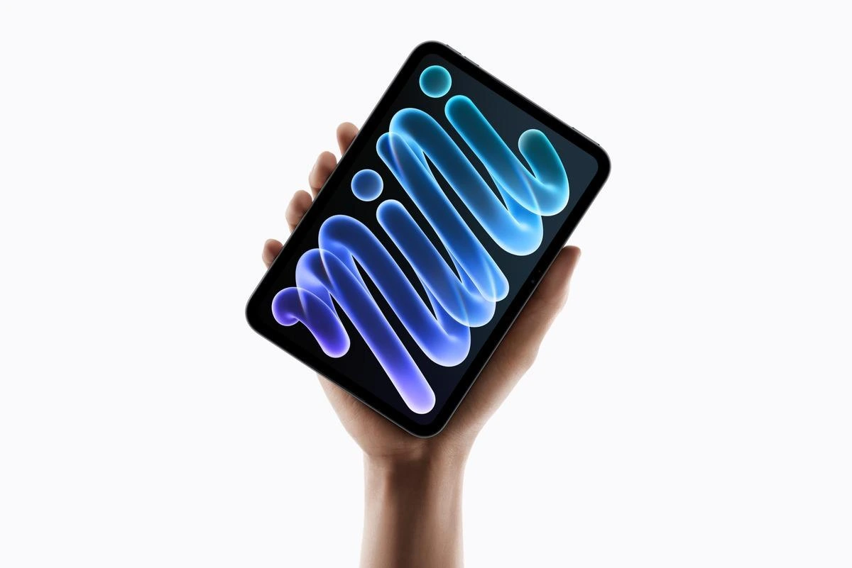 Bir elin tuttuğu, ekranında mavi grafikler bulunan iPad mini