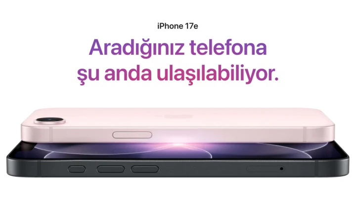 iPhone 17e ibaresi ve tanıtım yazısının üzerinde, açık pembe ve koyu renkli iki telefon yan yana gösteriliyor.