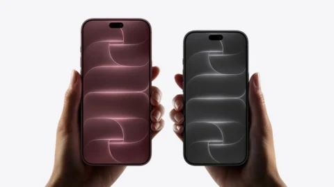 Elde tutulan iki akıllı telefonun önden görünümü
