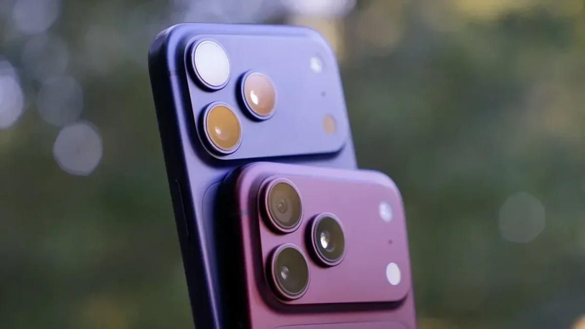 Mor ve pembe tonlarda iki akıllı telefonun arka yüzü ve kamera modülleri