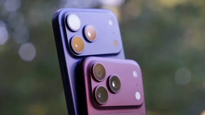 Mor ve pembe tonlarda iki akıllı telefonun arka yüzü ve kamera modülleri