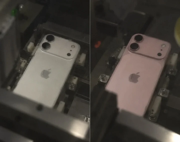 Üretim düzeneği üzerinde görülen koyu mavi iPhone benzeri telefonun arka yüzünde iki dikey kamera, flaş ve sensörler bulunuyor.