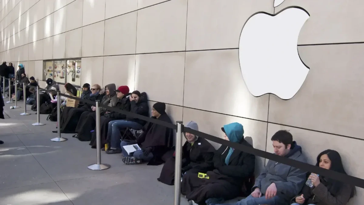 Apple mağazasının önünde sıraya girip bekleyen kullanıcılar