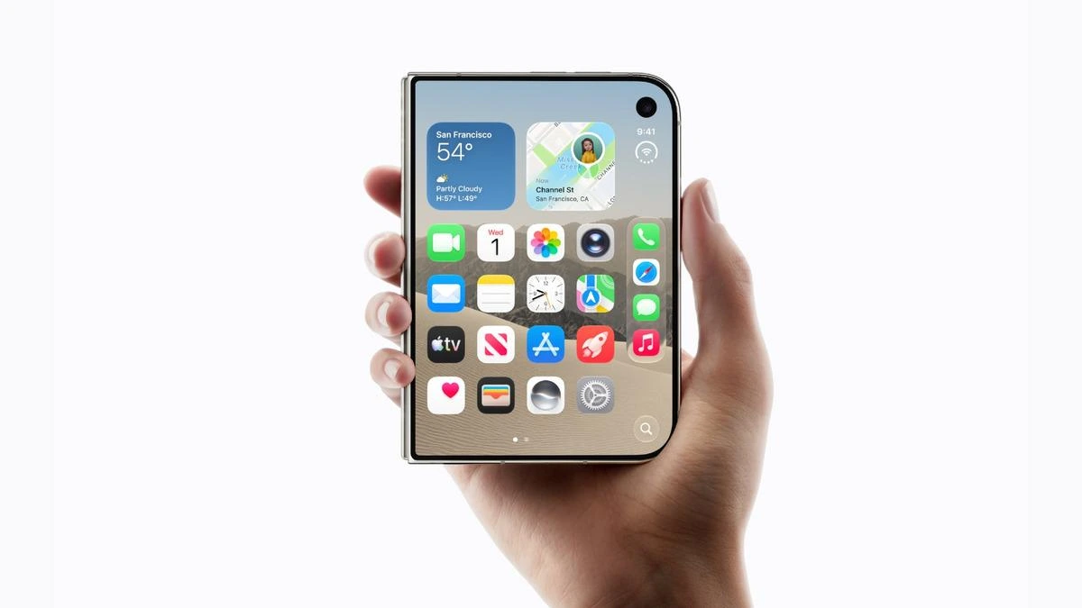 Elde tutulan katlanabilir iPhone’un açık ana ekranı
