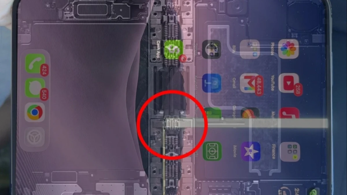 Açık halde tutulan katlanabilir telefonun iç ekranında yatay parlak çizgiler görülüyor.