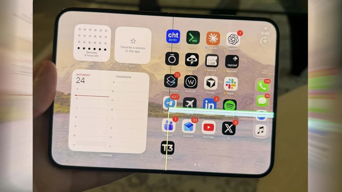 Açık durumdaki katlanabilir telefonun iç ekranında yatay bir çizgi görünüyor