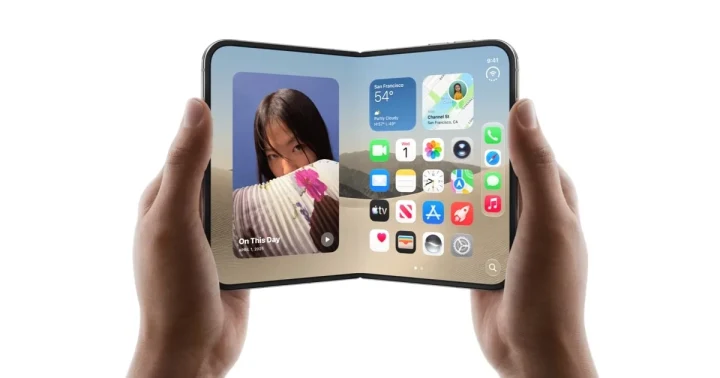 Ellerinde açık halde tutulan, geniş ekranında uygulama simgeleri görünen katlanabilir iPhone Duo